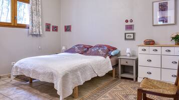 2 quartos, ferros/tábuas de passar roupa, berço de viagem