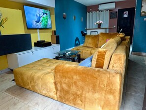 Télévision, lecteur de DVD, chaîne hi-fi