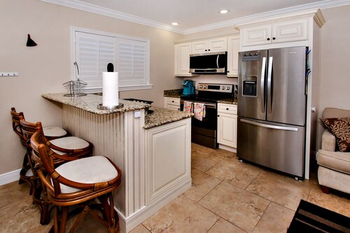 Rebuilt detached guesthouse w / separate entrance