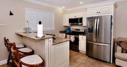 Rebuilt detached guesthouse w / separate entrance