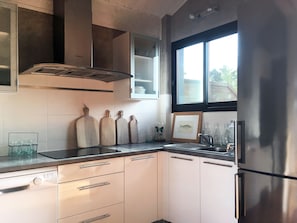Een koelkast, een magnetron, een oven, een kookplaat