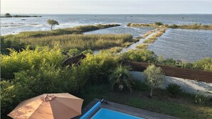 Ein Schwimmbecken mit Blick auf den Ozean und ein Feuchtgebiet.