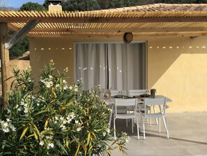 تناول الطعام بالخارج