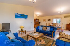 Villa, 3 chambres | Coin séjour | Télévision à écran plat, lecteur de DVD
