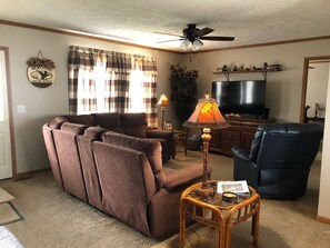 Smart TV - Duck Hunting, Fishing or Relaxing Family Vacation (Hornbeak)