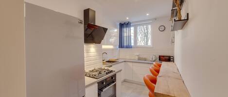 Design Apartment | Private kitchen | Fridge, microwave, oven, stovetop