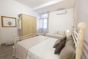 2 camere, una scrivania, ferro/asse da stiro, culla da viaggio