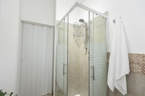 Bathtub, hair dryer, bathrobes, bidet - Borgo Salemi, My Sicily Home - 2bedr + garden  (Salemi)