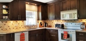 Fridge, microwave, oven, stovetop - Beautiful Villa! On Wildlife Area, Natural Privacy! Close to Everything. Welcome (Oldsmar)