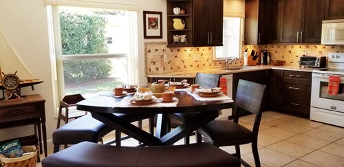 Beautiful Villa! On Wildlife Area, Natural Privacy! Close to Everything. Welcome