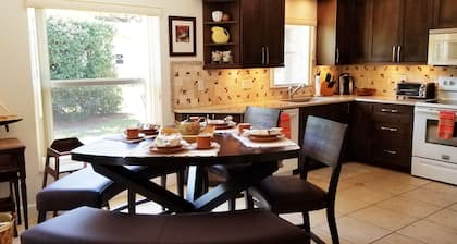 Beautiful Villa! On Wildlife Area, Natural Privacy! Close to Everything. Welcome