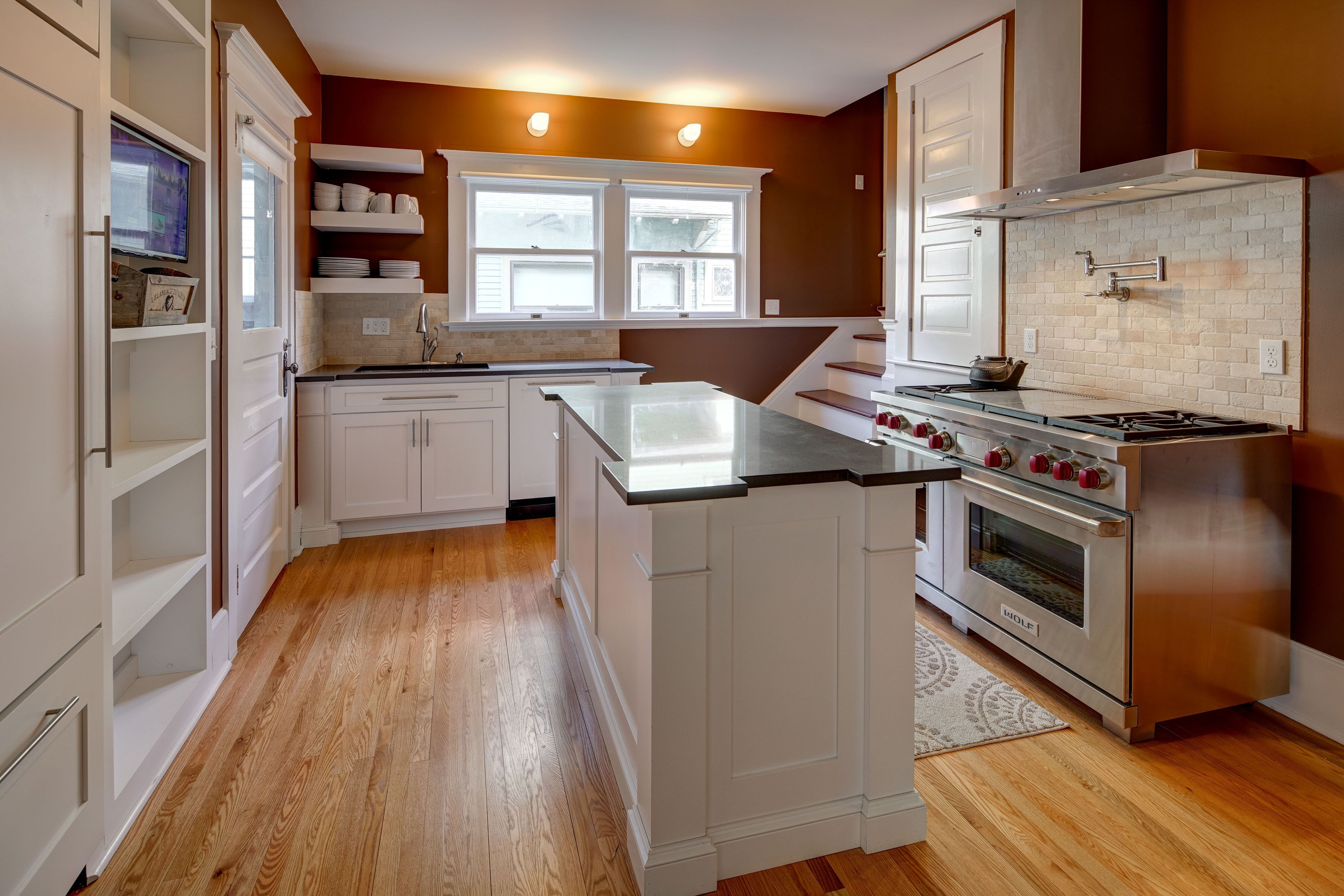 Luxury Home For Up to 10 Guests (8 Queen Beds)