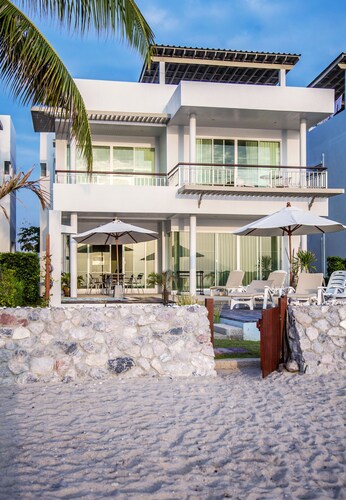 Family-friendly Absolute beachfront-villa