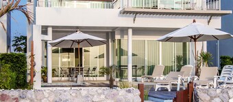 Family-friendly Absolute beachfront-villa