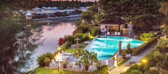 Family-friendly Absolute beachfront-villa