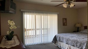 5 bedrooms, iron/ironing board, WiFi, bed sheets - Welcome to Boater’s Paradise – Your Perfect Family Retreat! (Burnside)