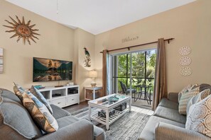 Smart TV, lettore DVD, tavolo da calcetto, tavolo da ping pong