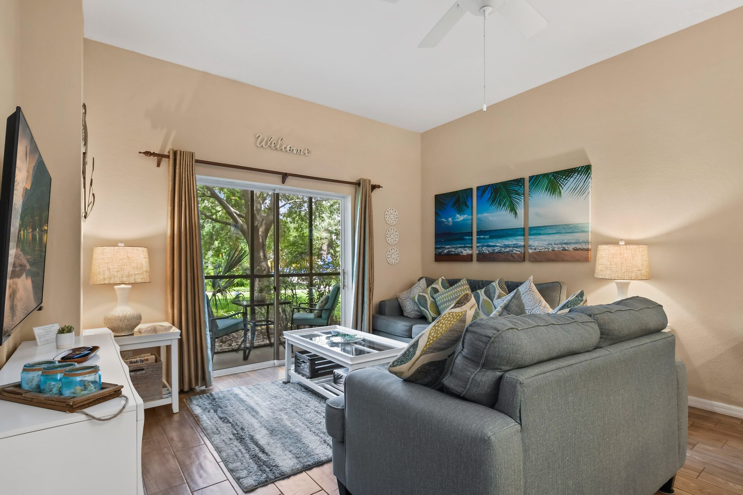 Smart TV, reproductor de DVD, futbolito y tenis de mesa 