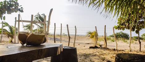 Vlak bij het strand, ligstoelen aan het strand