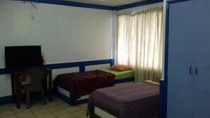 Minibar, cortinas blackout, tabla de planchar con plancha y wifi gratis 