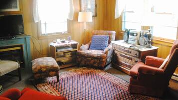 Una Smart TV, un reproductor de DVD, libros, un reproductor estéreo