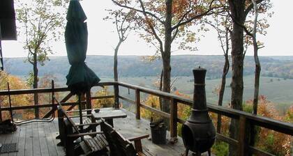 La pintoresca casa india Bluff Cottage está aislada sobre el valle del río Gasconade