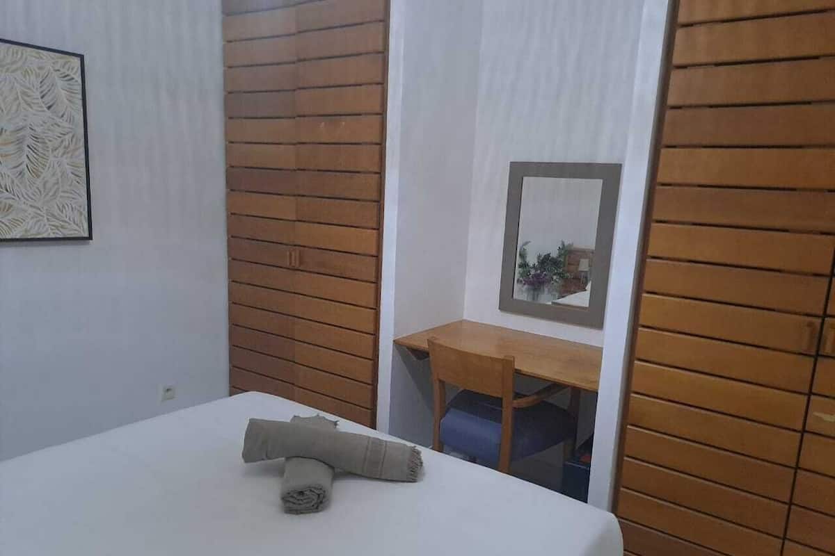 1 quarto, cofres nos quartos, cortinas blackout, quartos à prova de som