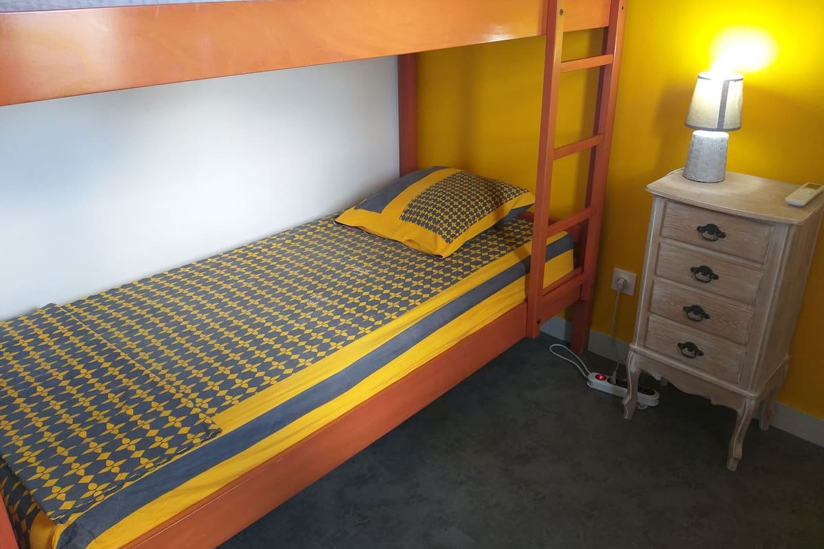 1 dormitorio, caja fuerte, cortinas opacas y sistema de insonorización