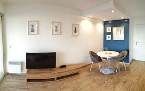 Interior - Large terrace, 50m from beach with sea view + private pool (Six-Fours-les-Plages)