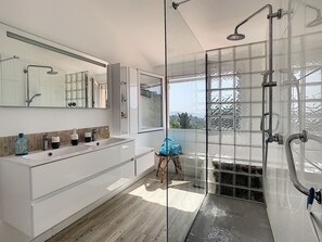 Badewanne, Haartrockner, Handtücher, Seife