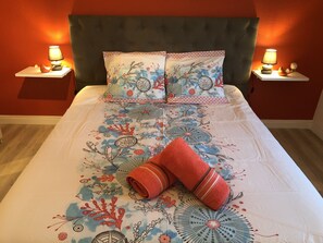 5 Schlafzimmer, Schreibtisch, Bügeleisen/Bügelbrett, Reisekinderbett