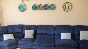 Condo, 1 phòng ngủ | Khu phòng khách