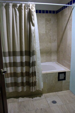Apartment, 1 Schlafzimmer | Badezimmer | Whirlpool, Handtücher