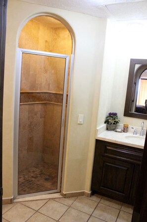 Condo, 2 habitaciones | Lavabo en el baño