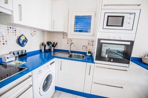 Wasserkocher mit Kaffee-/Teezubehör, Kühlschrank, Mikrowelle, Ofen