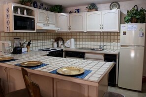 Condo, 1 quarto | Cozinha privada | Geladeira, micro-ondas, fogão, lava-louças