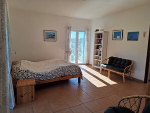 3 bedrooms, in-room safe, iron/ironing board, travel cot