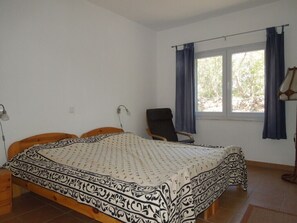 3 bedrooms, in-room safe, iron/ironing board, travel cot - This new house with a view of the sea is perfect all-year round (Quatrim do Norte)