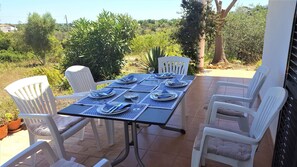 Outdoor dining - This new house with a view of the sea is perfect all-year round (Quatrim do Norte)