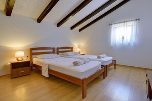 4 soverom, skrivebord, wi-fi (inkludert) og sengetøy