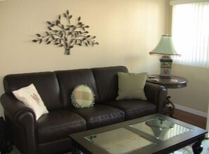 Een televisie, een dvd-speler, boeken en een filmbibliotheek