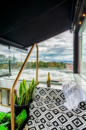 Bañera de hidromasaje privada