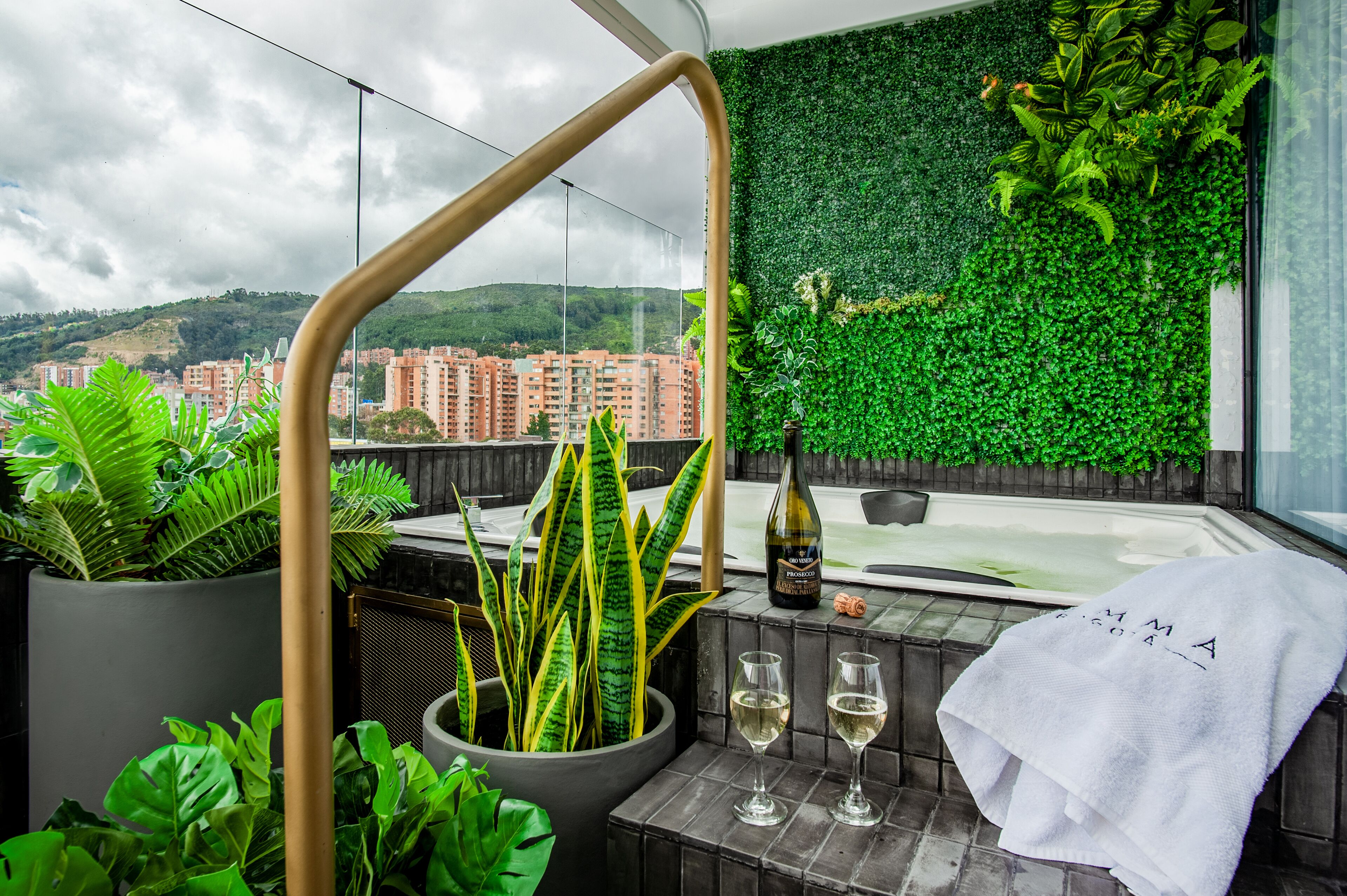 Master Suite Gold | Private spa tub