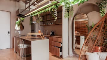 Master Suite Terra | Zona de estar | Televisión LED de 43 pulgadas con canales por cable, una televisión