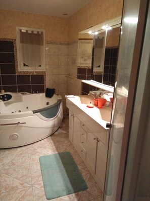 Shower, jetted bath, hair dryer