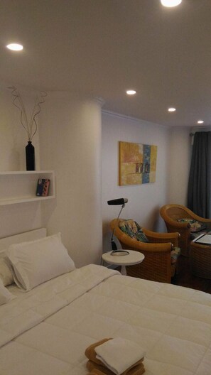 1 bedroom, desk