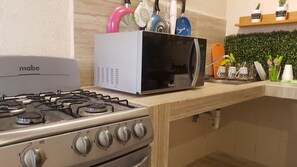 Réfrigérateur, micro-ondes, plaque de cuisson