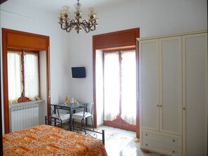 2 bedrooms, iron/ironing board, travel crib, WiFi - Holiday Home in Amalfi center (Amalfi)