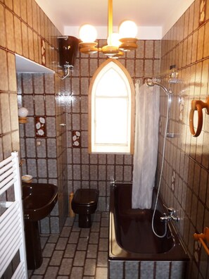 Combined shower/tub, hair dryer, bidet, towels - Holiday Home in Amalfi center (Amalfi)