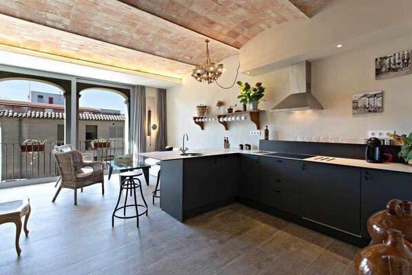 Réfrigérateur, micro-ondes, plaque de cuisson, lave-vaisselle